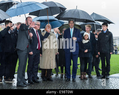 Berlin, Deutschland. 22. Oktober 2014. US Staatssekretär John F. Kerry besucht Gedenkstätte Berliner Mauer mit deutschen Außenminister Steinmeier am 22. Oktober 2014 in Berlin, Deutschland. / Bild: John F. Kerry, US-Außenministerin und der deutsche Außenminister Frank-Walter Steinmeier (SPD). Bildnachweis: Reynaldo Chaib Paganelli/Alamy Live-Nachrichten Stockfoto