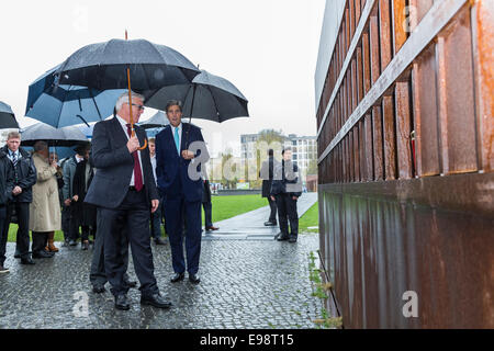 Berlin, Deutschland. 22. Oktober 2014. US Staatssekretär John F. Kerry besucht Gedenkstätte Berliner Mauer mit deutschen Außenminister Steinmeier am 22. Oktober 2014 in Berlin, Deutschland. / Bild: John F. Kerry, US-Außenministerin und der deutsche Außenminister Frank-Walter Steinmeier (SPD). Bildnachweis: Reynaldo Chaib Paganelli/Alamy Live-Nachrichten Stockfoto