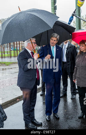 Berlin, Deutschland. 22. Oktober 2014. US Staatssekretär John F. Kerry besucht Gedenkstätte Berliner Mauer mit deutschen Außenminister Steinmeier am 22. Oktober 2014 in Berlin, Deutschland. / Bild: John F. Kerry, US-Außenministerin und der deutsche Außenminister Frank-Walter Steinmeier (SPD). Bildnachweis: Reynaldo Chaib Paganelli/Alamy Live-Nachrichten Stockfoto