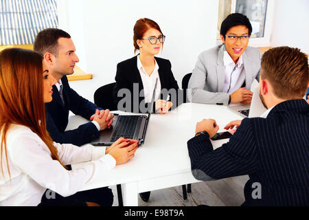 Geschäftsleute treffen im Büro Stockfoto