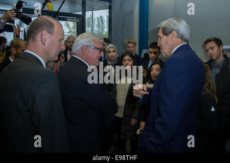 Berlin, Deutschland. 22. Oktober 2014. US Staatssekretär John F. Kerry besucht Gedenkstätte Berliner Mauer mit deutschen Außenminister Steinmeier am 22. Oktober 2014 in Berlin, Deutschland. / Bild: John F. Kerry, US-Außenministerin und der deutsche Außenminister Frank-Walter Steinmeier (SPD). Bildnachweis: Reynaldo Chaib Paganelli/Alamy Live-Nachrichten Stockfoto