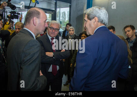 Berlin, Deutschland. 22. Oktober 2014. US Staatssekretär John F. Kerry besucht Gedenkstätte Berliner Mauer mit deutschen Außenminister Steinmeier am 22. Oktober 2014 in Berlin, Deutschland. / Bild: John F. Kerry, US-Außenministerin und der deutsche Außenminister Frank-Walter Steinmeier (SPD). Bildnachweis: Reynaldo Chaib Paganelli/Alamy Live-Nachrichten Stockfoto