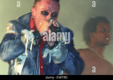 Keith Flint und Prodigy im Konzert auf der Bühne beim "V97" Musikfestival in England, im August 1997. Stockfoto