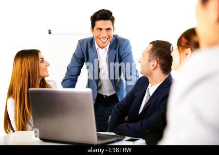 Glücklich Busiensspeople auf der Sitzung im Büro Stockfoto