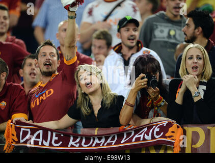 Rom, Italien. 21. Oktober 2014. Roma-Fans jubeln vor der Fußball-UEFA Champions League-Gruppe E-match zwischen AS Rom und FC Bayern München im Olympiastadion in Rom, Italien, 21. Oktober 2014. Bildnachweis: Dpa picture Alliance/Alamy Live News Stockfoto