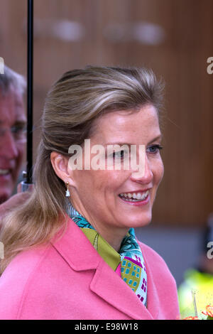 Sophie Countess of Wessex besuchen Tim Parry & Jonathan Ball Zentrum in Warrington Stockfoto