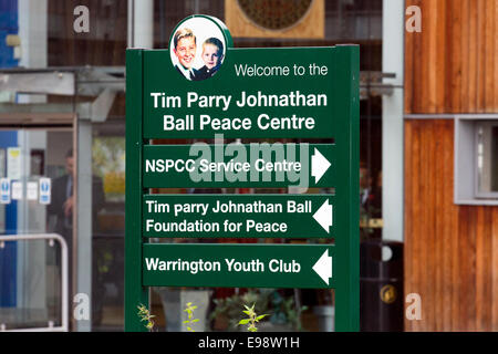 Warrington Youth Club, Peace Center Zeichen; als Sophie Gräfin von Wessex Besuch der Tim Parry & Jonathan Ball Zentrum in Warrington Stockfoto