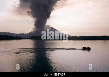 Die hochaktiven Stratovulkan Mount Tavurvur, neben Rabauls Simpson Harbour, Rabaul, New Britain Island, Papua Neu Guinea Stockfoto