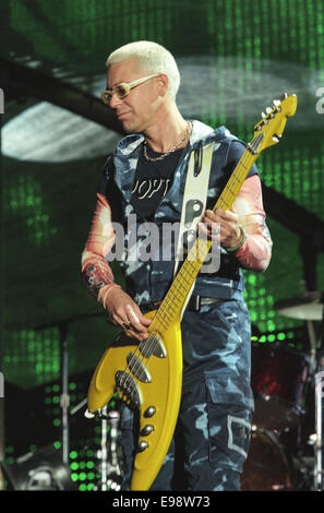 Adam Clayton von U2 Konzert in Parkhead Stadion in Glasgow, Schottland, 1997. Stockfoto