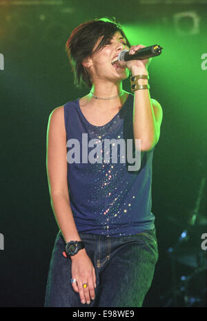 Natalie Imbruglia in Konzert beim T In The Park Music Festival in Schottland, im Jahr 1998 auf der Bühne. Stockfoto