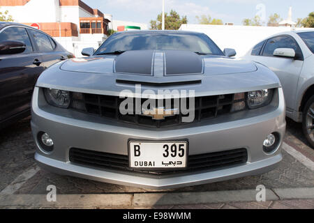 22. November 2013 - Dubai, Vereinigte Arabische Emirate: Frontansicht des Chevrolet Camaro (Modell 2012), legendären amerikanischen Sportwagens Stockfoto