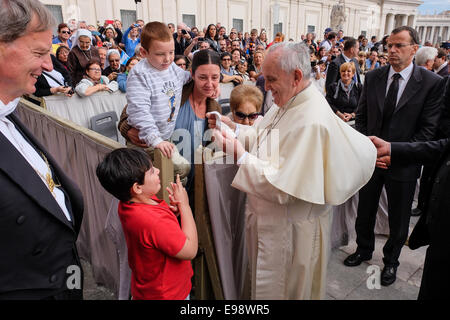 Vatikan-Stadt. 22. Oktober 2014. Papst Francis hält einer Generalaudienz im Vatikan. 22. Oktober 2014. Bildnachweis: Wirklich einfach Star/Alamy Live-Nachrichten Stockfoto