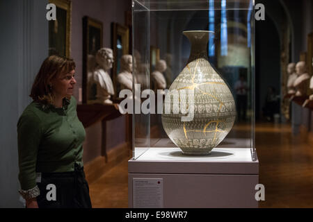 London, UK. 22. Oktober 2014. Grayson Perry-"Wer bist du?" -National Portrait Gallery in London Credit: Mark Thomas/Alamy Live-Nachrichten Stockfoto