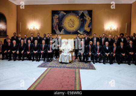 Papst Francis hält einer Generalaudienz im Vatikan. 22. Oktober 2014-Team Fußball FC Bayern München Stockfoto