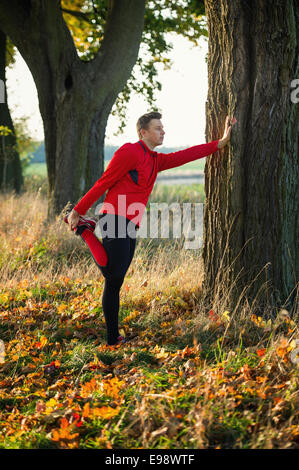 Sportler, die Strecken im park Stockfoto