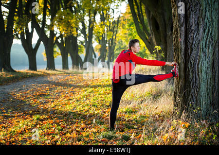 Sportler, die Strecken im park Stockfoto