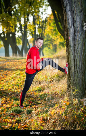 Sportler, die Strecken im park Stockfoto