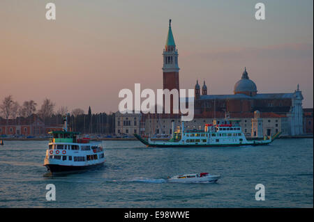 Am frühen Morgen Fährverkehr am Canal Grande, San Giorgio Maggiore, Venedig, Italien. Stockfoto