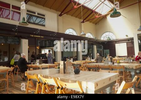 Die frisch renovierten viktorianischen Markthalle in Altrincham, bevor es zur Mittagszeit voll besetzt ist Stockfoto