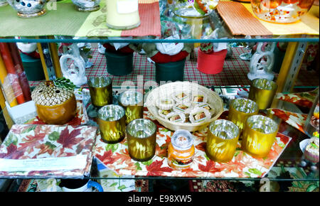 glänzend, dekorative Glaswaren in Vitrine Stockfoto