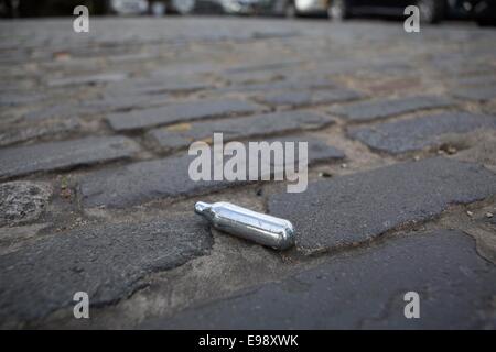 Kleine leere Kanister von Lachgas. Lachgas, Nitro, Nitro oder NOS ist eine immer häufiger gesetzlichen Höhe. London, UK. Stockfoto