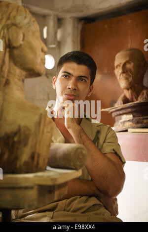 Porträt der glückliche junge Studentin im Kunstunterricht, Handwerk Beruf lernen, hölzerne Statue betrachten und lächelnd. Erfolg, Karriere Stockfoto