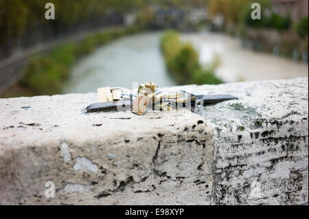 Liebesschlösser auf einer Brücke in Rom, Italien. Stockfoto