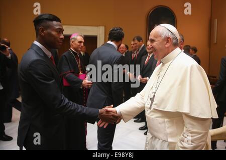 Vatikan-Stadt. 22. Oktober 2014.  Francis Papst spricht mit David Alaba von FC Bayern Muenchen während einer Privataudienz mit seinem Team des FC Bayern Muenchen in den Palast des Vatikans am 22. Oktober 2014 in der Vatikanstadt, Vatikan. Bildnachweis: Dpa picture Alliance/Alamy Live News Stockfoto