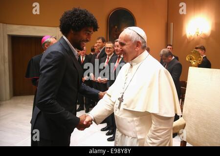 Vatikan-Stadt. 22. Oktober 2014.  Francis Papst spricht mit Dante des FC Bayern Muenchen während einer Privataudienz mit seinem Team des FC Bayern Muenchen in den Palast des Vatikans am 22. Oktober 2014 in der Vatikanstadt, Vatikan. Bildnachweis: Dpa picture Alliance/Alamy Live News Stockfoto