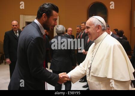 Vatikan-Stadt. 22. Oktober 2014.  Francis Papst spricht mit Claudio Pizarro FC Bayern Muenchen während einer Privataudienz mit seinem Team des FC Bayern Muenchen in den Palast des Vatikans am 22. Oktober 2014 in der Vatikanstadt, Vatikan. Bildnachweis: Dpa picture Alliance/Alamy Live News Stockfoto