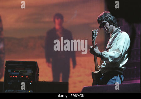 Noel Gallagher von Oasis auf der Bühne im Konzert bei "Rock On The Green", in Glasgow, Schottland, im August 2000. Stockfoto