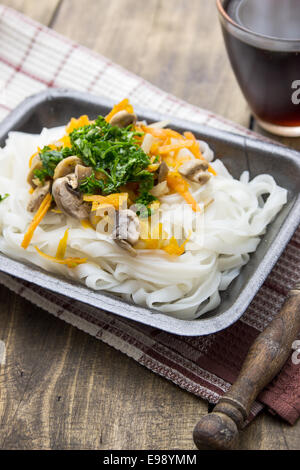 Chinesen mischen Sie Gemüse und Reisnudeln auf Tisch Stockfoto