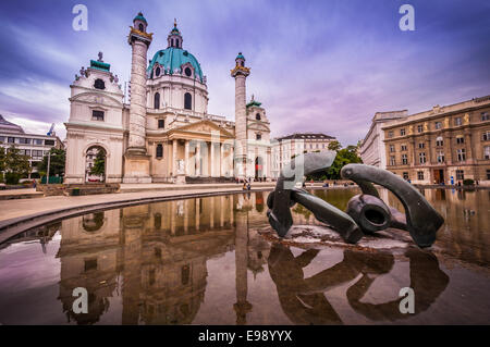 St Charles Kirche spiegelt sich in den Teich Wien Österreich. Stockfoto