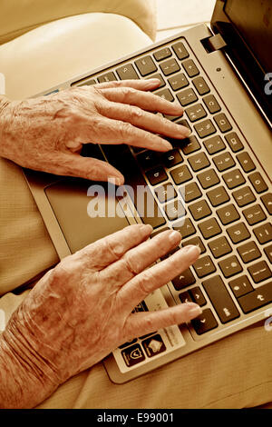 Leitende Person Hände mit einem Laptop. Stockfoto