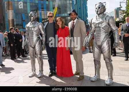 Schauspieler Peter Capaldi, Jenna Coleman und Samuel Anderson besuchen die Premiere der neuen Doctor Who Serie erste Episode. Stockfoto