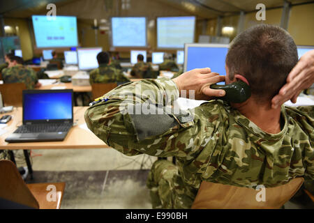 Stetten, Deutschland. 22. Oktober 2014. Ein tschechischer Soldat aus Gesprächen am Telefon bei Betrieb Hauptquartier während der Armee üben United Endeavour in Stetten, Deutschland, 22. Oktober 2014. Die deutsche Heeresleitung Ulmer führt eine Übung auf dem Gelände der Truppenübungsplatz Heuberg bis 24. Oktober 2014. Bildnachweis: Dpa picture Alliance/Alamy Live News Stockfoto