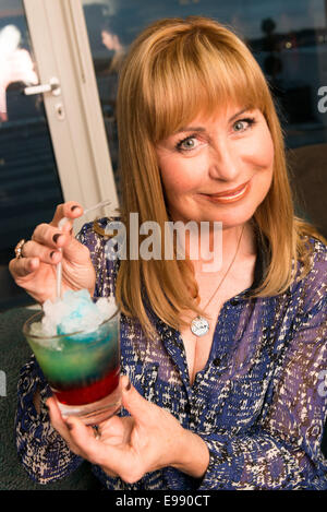 Wetter-Moderatorin Sian Lloyd im Bild beim Charity cocktail Start Hilfe der Cancer Charity Tenovus. Stockfoto