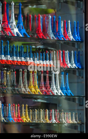 Miniatur-Souvenir Eiffel Towers in einem Schaufenster. Stockfoto