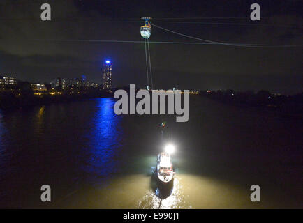 Köln, Deutschland. 21. Oktober 2014. Arbeiter Abseilen eine vierköpfige Familie aus eine Seilbahn über den Rhein in Köln, 21. Oktober 2014 gefangen zu retten. Wegen zu starken Windes war die Seilbahn zwischen zwei Säulen über dem Rhein stecken und die Familie gerettet werden mussten. Bildnachweis: Dpa picture Alliance/Alamy Live News Stockfoto