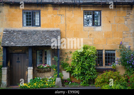 Vor dem Eingang zur Hütte zu Hause in Broadway, die Cotswolds, Worcestershire, England Stockfoto