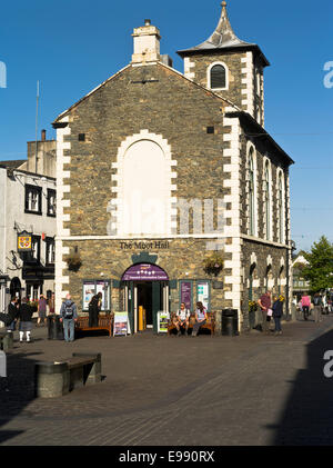 dh The Moot Hall england uk KESWICK LAKE DISTRICT Touristen sitzen außerhalb Cumbrian Besucher-Informationszentrum Touristeninformation Stockfoto