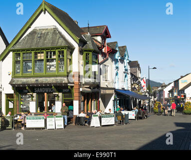 dh Sandwich Shop KESWICK Seengebiet Touristen draußen mit Frühstücksszene Straßencafé zu sitzen Stockfoto