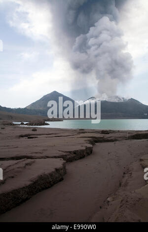 Die hochaktiven Stratovulkan Mount Tavurvur, neben Rabauls Simpson Harbour, Rabaul, New Britain Island, Papua Neu Guinea Stockfoto