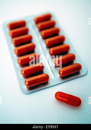 Lipantil fenofibrat Cholesterin senkende Medikamente Tabletten/Kapseln im Blister. (Minimaler Fokus) Stockfoto