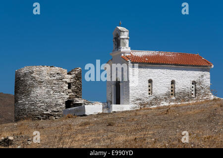 Griechenland, Cyclades, Andros, Ormos Korthiou Kapelle & zerstörten Turm Stockfoto