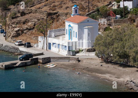 Griechenland, Cyclades, Andros, Ormos Korthiou Kirche & Strand Stockfoto