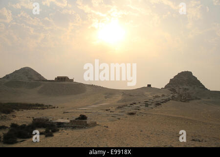 Mastaba Und Grosse Pyramide In Agypten Stockfoto Bild 93451845