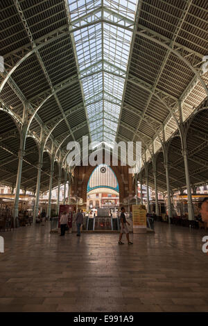 Aufwärts bis zum gewölbte Metall und Glas Dach über dem Colon-Markt in Valencia, Spanien. Stockfoto