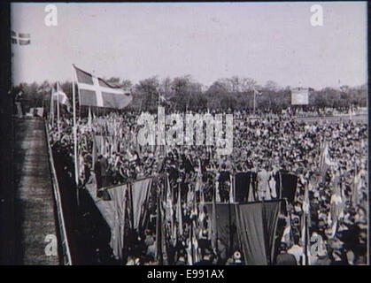 Dieses Foto, aufgenommen im Mai 1945, fängt wahrscheinlich einen bedeutenden historischen Moment während der letzten Monate des Zweiten Weltkriegs ein und spiegelt die Atmosphäre der Zeit wider. Stockfoto