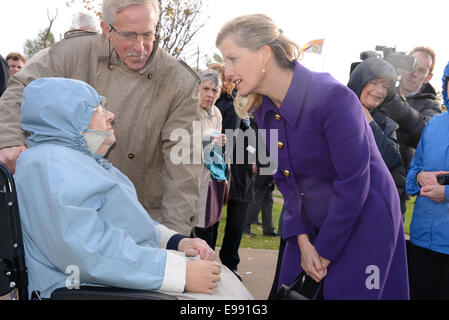 Sophie Countess of Wessex zeigt Interesse an einer Landgirls Geschichte bei der Enthüllung der Statue der Landgirl von Denise Dutton Stockfoto